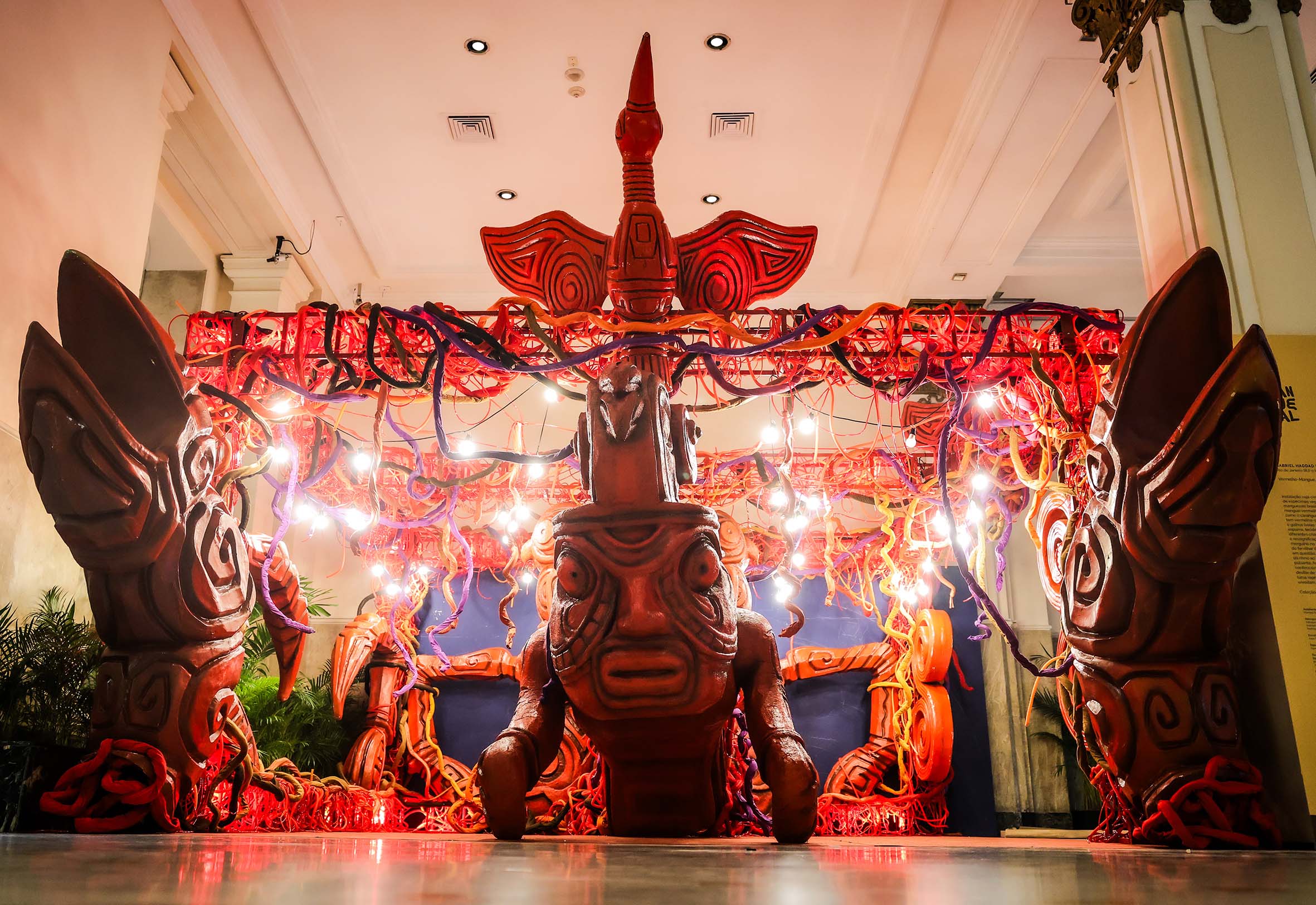 Read more about the article Carnavalescos Gabriel Haddad e Leonardo Bora participam de três exposições simultâneas