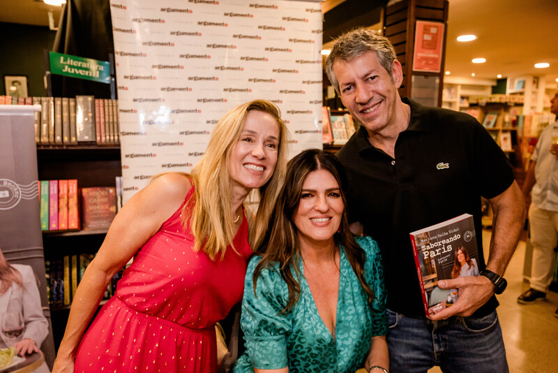 Read more about the article Mari Vidal Lança seu novo livro Saboreando Paris na Argumento