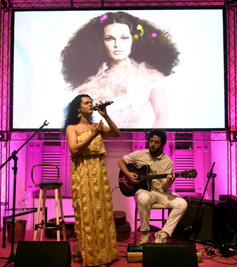 A cantora ASSUCENA - 10 ANOS DO SOLAR DO ABACAXI