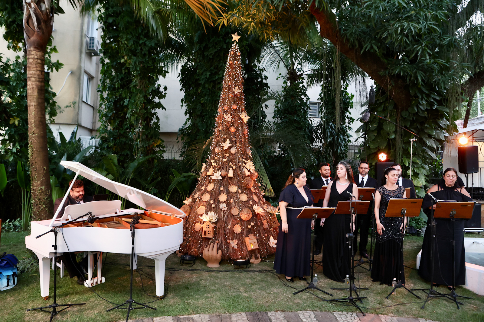 Read more about the article Árvore de Natal do Hotel Santa Teresa MGallery 2025 inicia à temporada Magic Tales