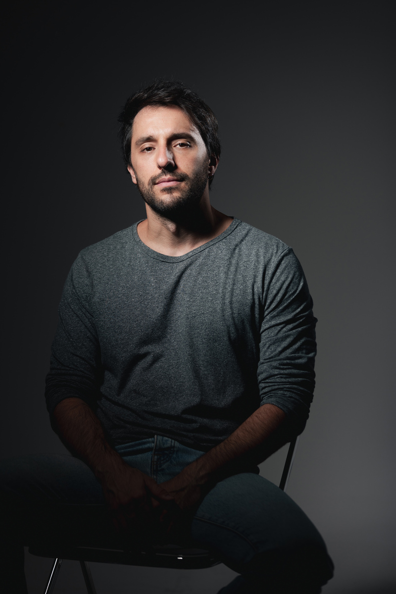 Read more about the article João Fenerich faz 10 anos de carreira com retorno aos palcos e prêmio internacional