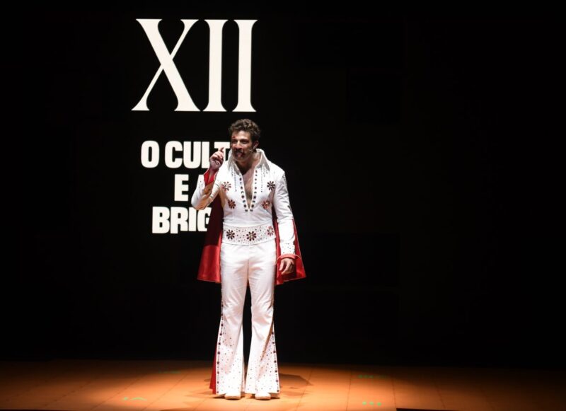 Read more about the article Chay Suede estreia no teatro em 15/01 com o espetáculo “PEÇA INFANTIL – A Vida e as Opiniões do Cavalheiro Roobertchay”