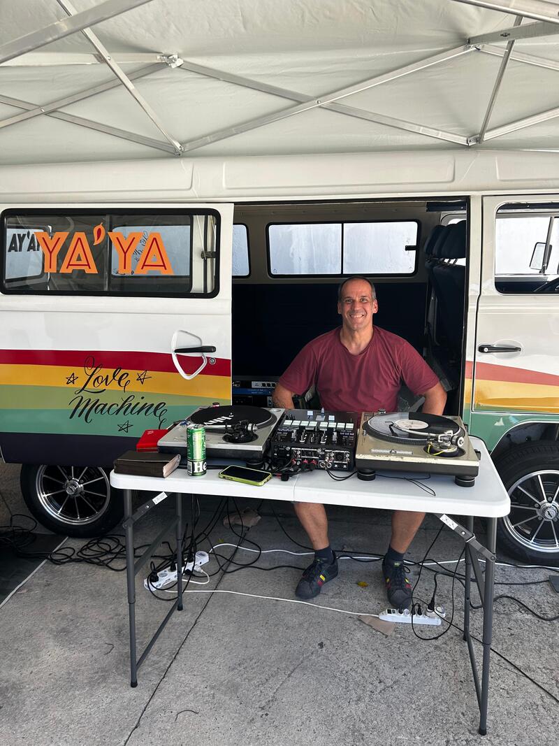 Read more about the article Ya’Ya High-Fi estreia Kombi 100% vinil com baile caribenho na rua do Eleninha no Horto (RJ)