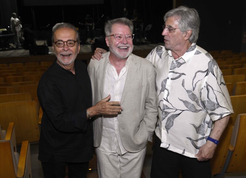 Read more about the article Noite cheia ontem 25/03 e com afeto no Fashion Mall para aplaudir de pé o cantor e compositor João Caetano