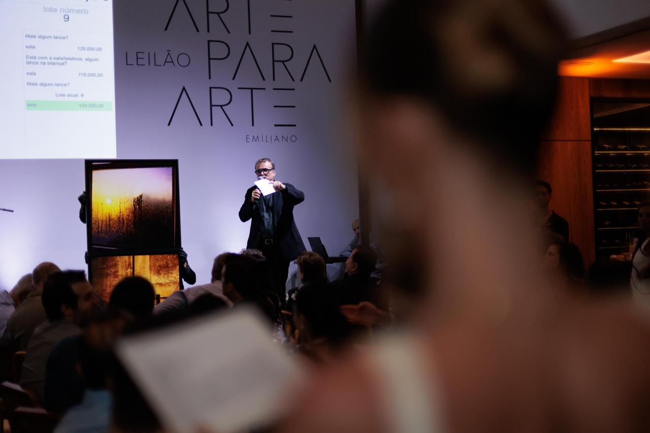 Leilão Arte para Arte 2025 - Pedro Buarque de Hollanda no palco