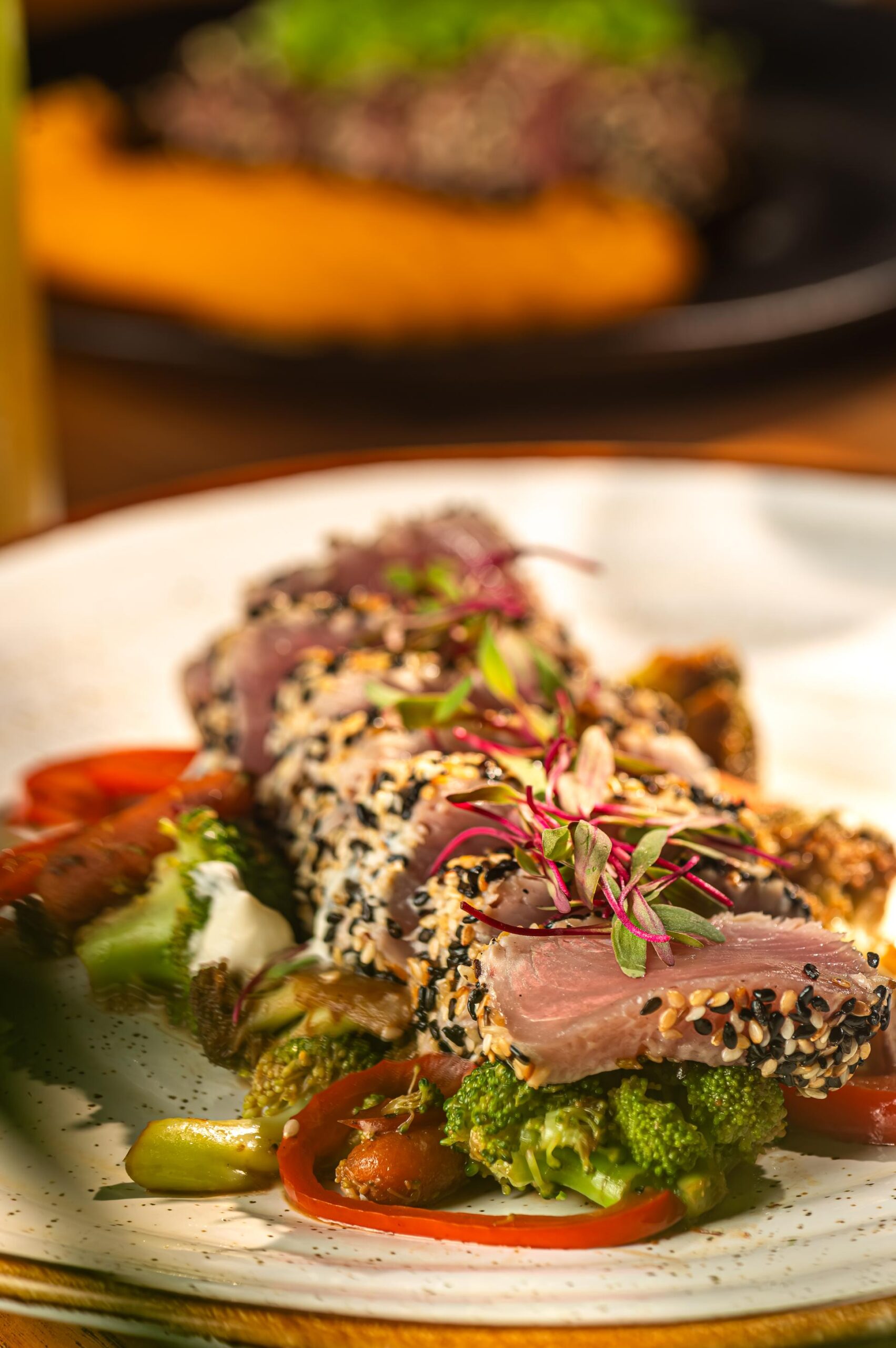 Sabores intensos e técnicas asiáticas marcam nova fase do cardápio do Rocco