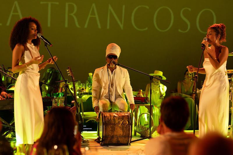 Read more about the article Carlinhos Brown e suas filhas Cecília e Clara Buarque emocionam em apresentação inédita no Gala Trancoso da BrazilFoundation e do Instituto Capim Santo no dia 20 de abril