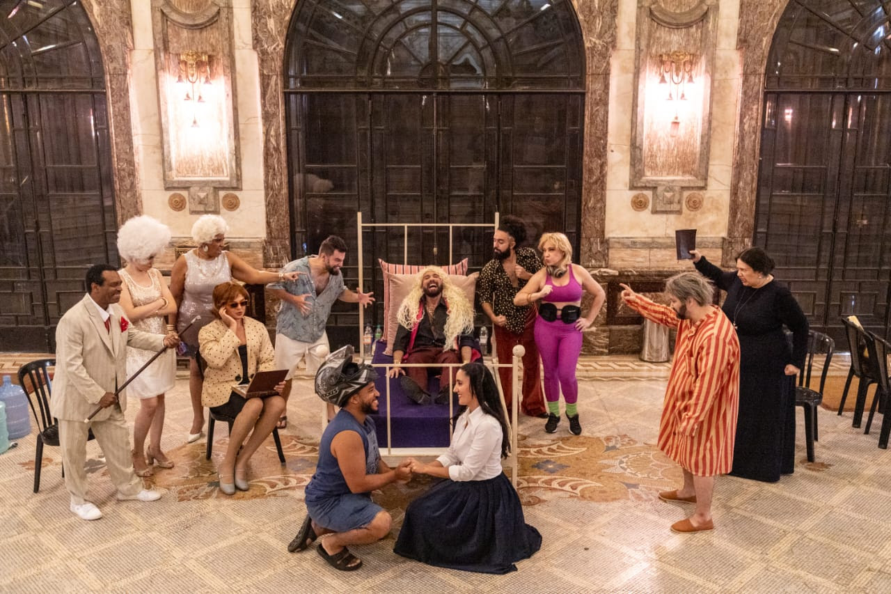 Read more about the article Ópera do Meio-Dia apresenta Gianni Schicchi de Giacomo Puccini na escadaria interna do Theatro Municipal do Rio de Janeiro no dia 29 de abril