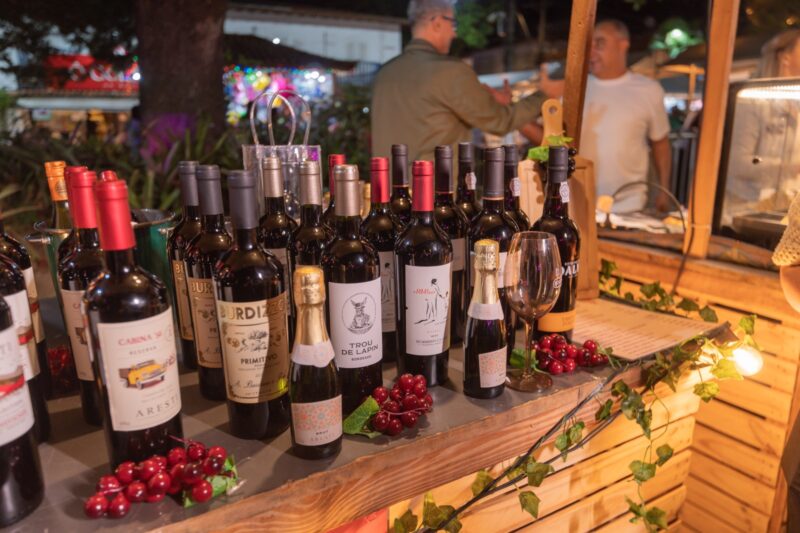 Read more about the article Wine in Búzios 2026: o feriado de Corpus Christi ganha taças, jazz e pôr do sol em alto-mar