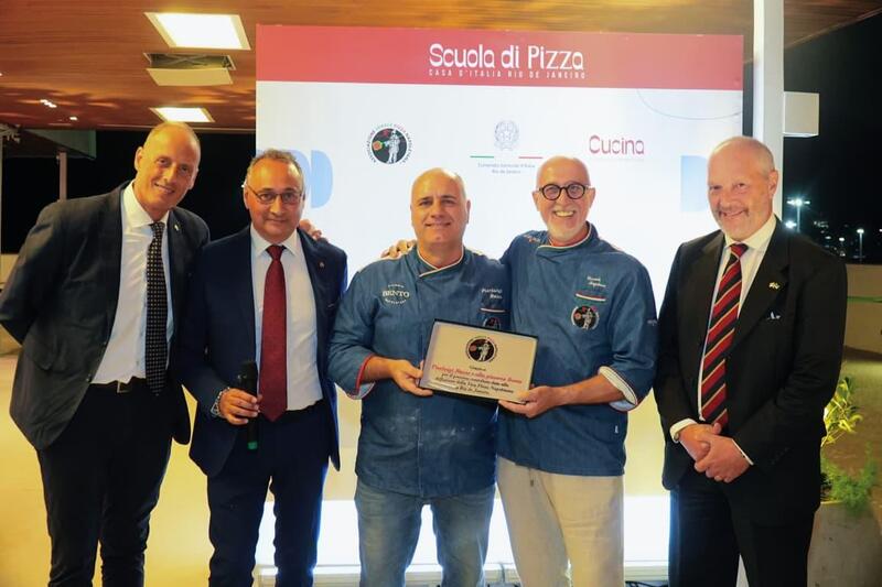Massimo Di Porzio (Vice-Presidente AVPN), Stefano Auricchio (AVPN), Pierluigi Russo (Bento Pizzeria), Corrado Scaglione e Cônsul Massimiliano Iacchini - Casa D'Itália
