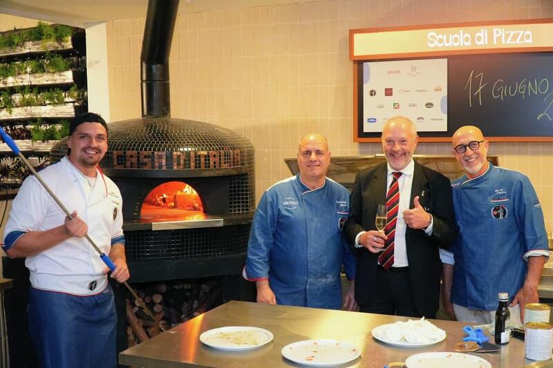 Pierluigi Russo (Bento Pizzeria), Massimiliano Iacchini (Cônsul Geral) e Corrado Scaglione (Mestre pizzaiolo)