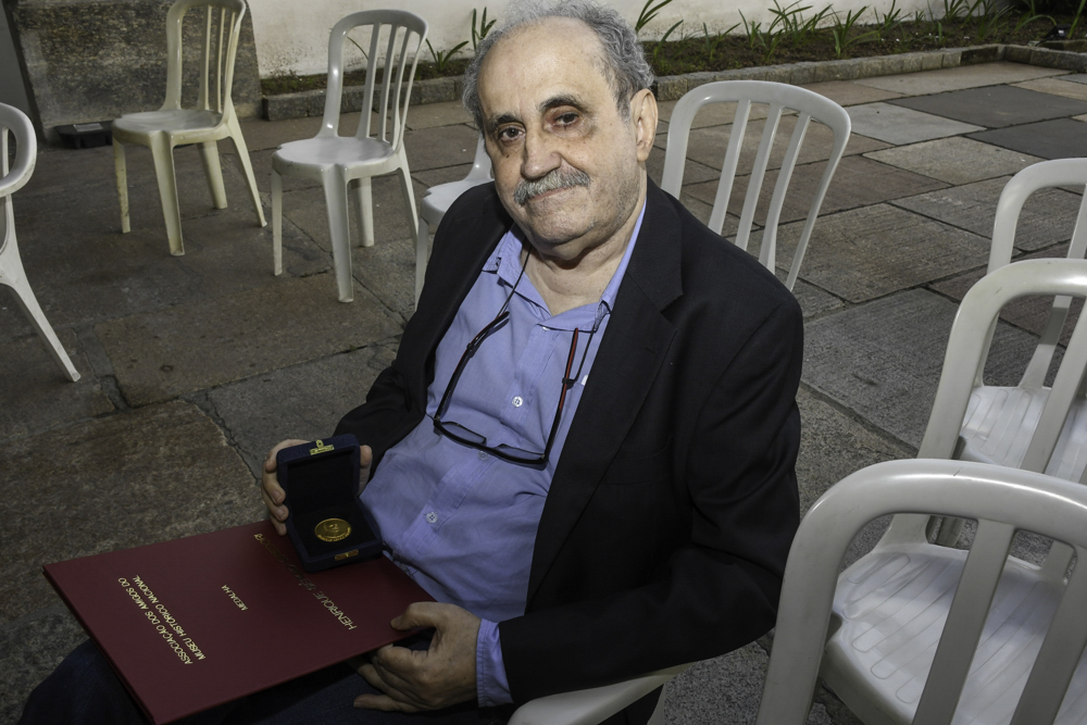 Ancelmo Góis com sua medalha