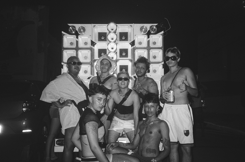 Carnaval no Inferno (Fortaleza, 2016) e Darwin Marinho (Tauá, 1988), Carnaval no Inferno — 2ª Marcha Trans de Fortaleza, 2024, impressão em metacrilato, 53 x 80 cm. Imagem_ Divulgação - MAC