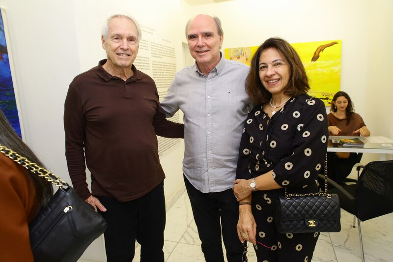 Selmo Marino entre Arakem e Adriana Hipolito